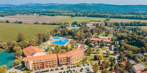 Záber na vonkajší areál termálneho kúpaliska a Thermal parku v Patinciach