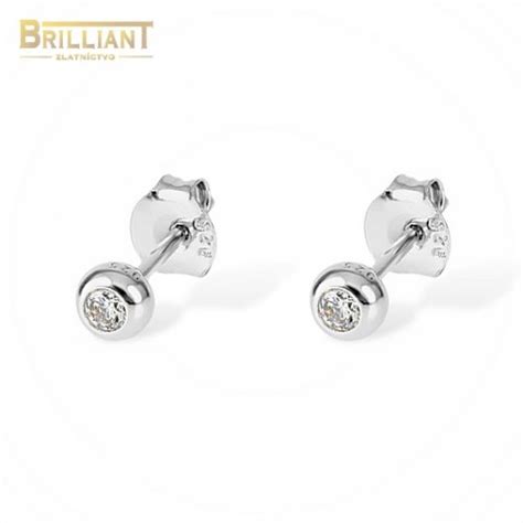 Tematické foto: strieborné náušnice s drobným kamienkom na šperkovom vankúšiku