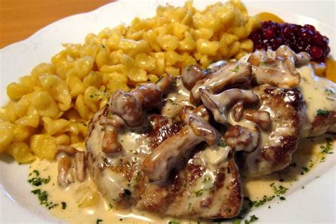 fotografia rôznych nemeckých špecialít ako Weißwurst, Spätzle a Christstollen