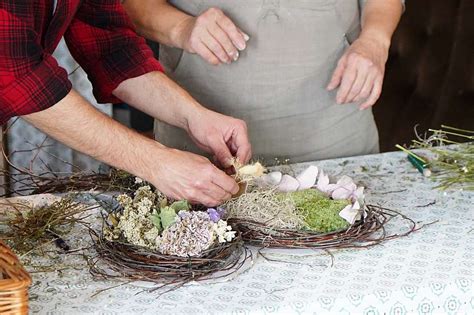 Schéma: Rozvrhnutie dekorácií na korpuse venca (jedľové vetvičky, šišky, sušené ovocie a mašľa)