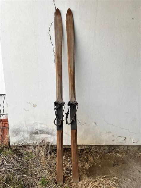 Historické lyže z dreva alebo skalné kresby lyžiarov