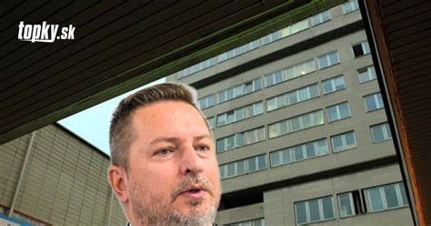 tematické foto: riaditeľ hovoriaci k zamestnancom s vizualizovanou metaforou lode/rodiny