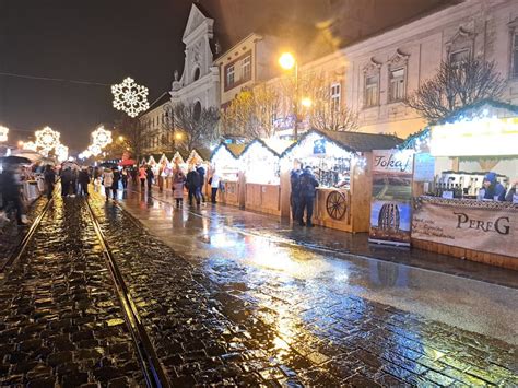 farebné fotografie z vianočných trhov s ľuďmi popíjajúcimi punč