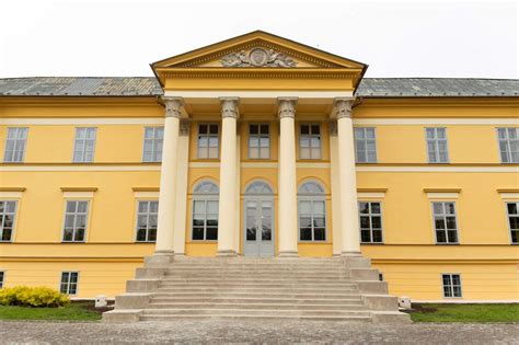 Historický klasicistický kaštieľ v Dolnej Krupej z exteriéru, obklopený zeleňou