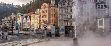 Zasnežené Karlove Vary vo vianočnej výzdobe