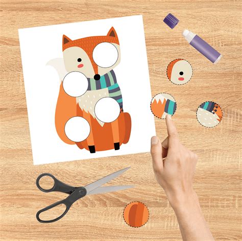 ilustračné foto: deti strihajú a lepia papierové lístky na kruhový základ