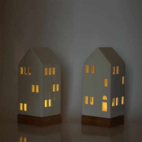 fotka papierových svietiacich domčekov na parapete