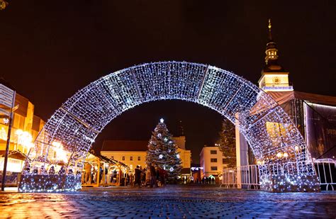 Tematická fotografia: Rozsvietený vianočný stromček a vianočné trhy v Ružomberku