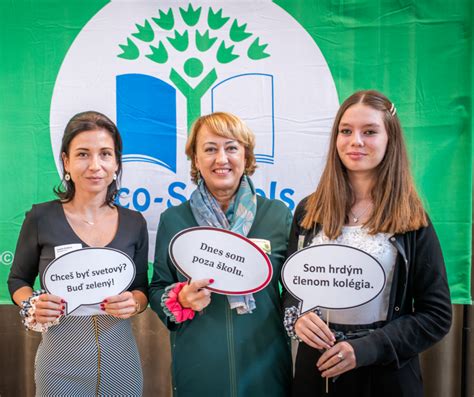 Slávnostné pripínanie zelenej stužky študentovi riaditeľom školy