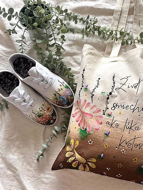 Koláž svadobných detailov: folklórne stuhy, ručne maľované tenisky, prírodné dekorácie z juty a lúčne kvety.