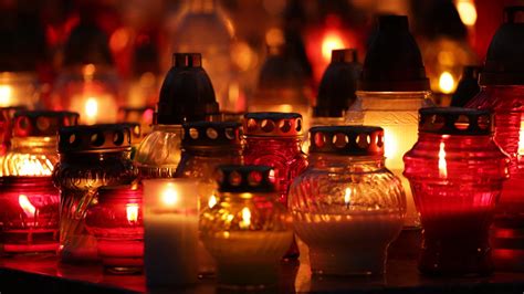 Schéma historického vývoja Sviatku všetkých svätých od rímskych čias až po súčasnosť