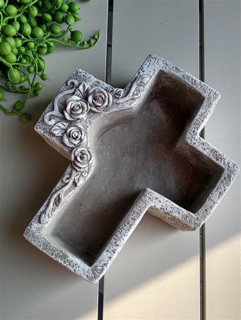 Tematická fotografia: kríž s jarnými kvetmi, symbolizujúci Vzkriesenie