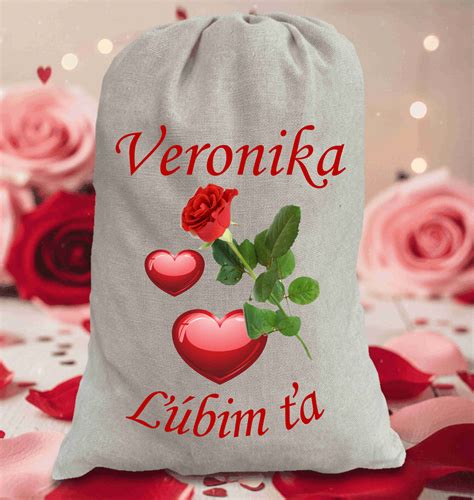 Ilustrácia symbolov spojených s menom Mária (ruža, drahokamy)