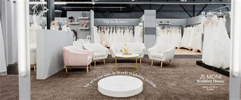 Záber na interiér svadobného salónu so svadobnými šatami a doplnkami