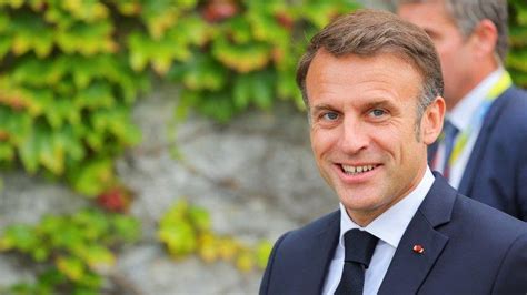 Emmanuel Macron prednáša prejav k národu