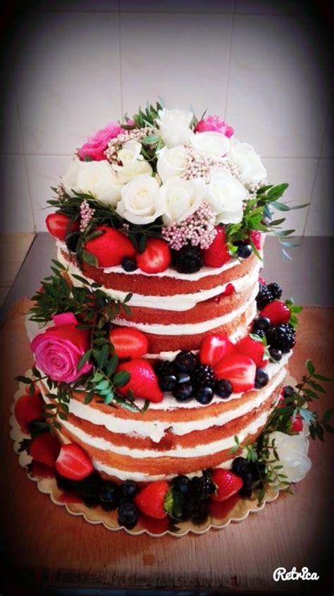 Fotografia Naked Cake zdobenej ovocím a kvetmi