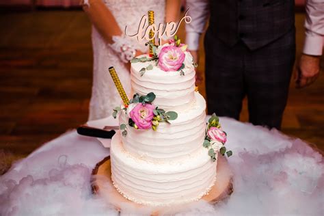 Fotografia domácej torty zdobenej s precíznosťou (napr. torta s Apolónom)