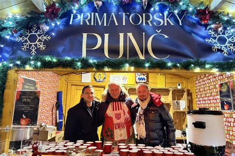 Fotografia detského nealkoholického punču v pekných šálkach, ozdobené ovocím