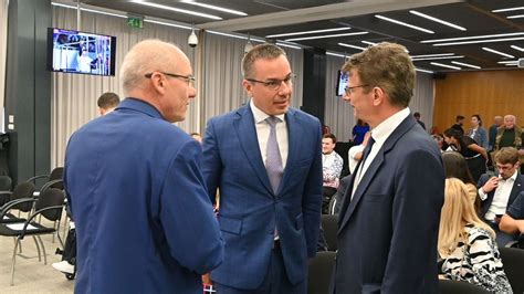 študent drží mikrofón a hovorí na slávnostnej rozlúčke v škole