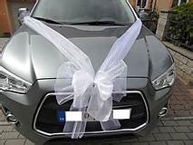 Rôznorodá svadobná výzdoba auta s mašľami a srdcami