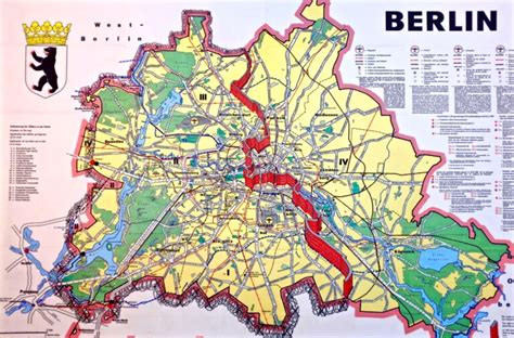 Mapa znázorňujúca západný a východný front a miesto kapitulácie v Remeši a Berlíne