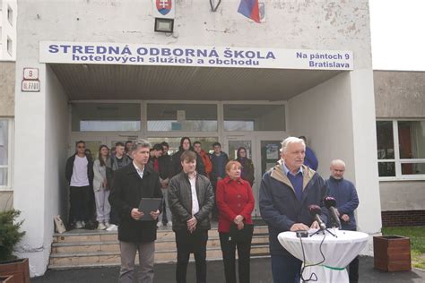 Zobrazenie modernej budovy Strednej odbornej školy technickej Tlmače