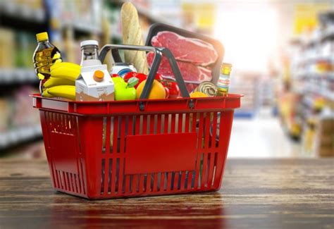 Tematické foto: nákupný košík plný vianočných darčekov alebo potravín