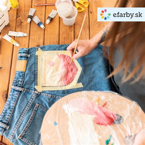 Základné nástroje na výrobu kostýmov: nožnice, lepidlo, kartón, farby na textil a zvyšky látok.