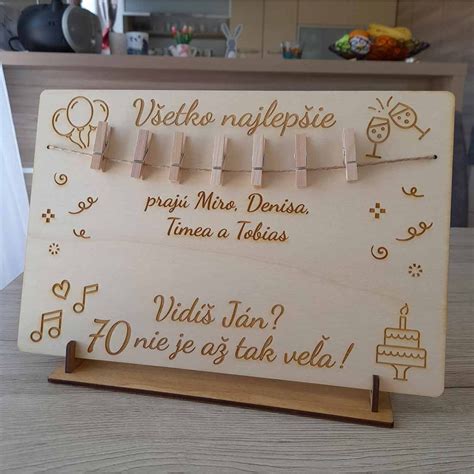 Fotografia: Ukážka personalizovaného daru, napr. gravírovaná drevená tabuľka s dátumom svadby