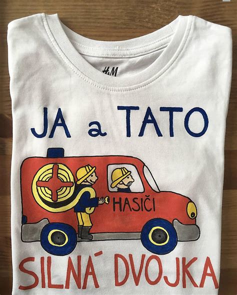 Fotografia ručne maľovaného trička s nápisom pre otca