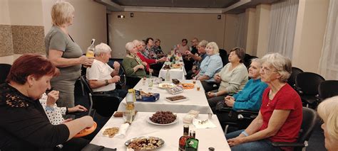Ilustračná fotografia kolektívu pri spoločnom posedení alebo rozlúčkovej atmosfére v kancelárii.