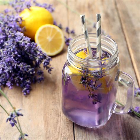 Levanduľová torta a levanduľová limonáda