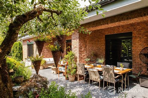 Tematické foto: Rozžiarená záhrada a fasáda domu s vianočným LED osvetlením