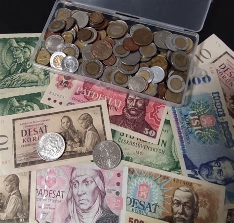 Koláž historických bankoviek a mincí s podobizňou M. R. Štefánika