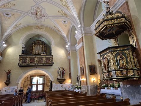 Interiér Farského kostola v Michalovciach s gotickým pastofóriom a barokovým oltárom