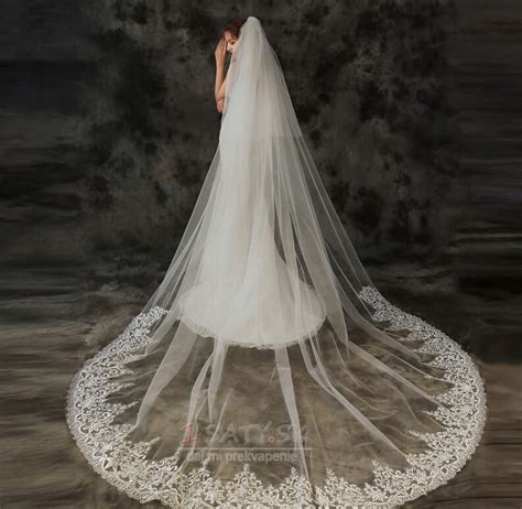 Nevesta so svadobným závojom v kostole