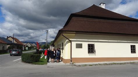 Fotografia dlhého sprievodu študentov a verejnosti počas osláv v Revúcej