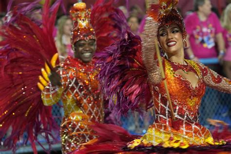 Fotografia tanečníkov samba školy v plných kostýmoch na Sambodróme