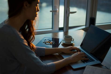 Tematická fotografia: Osoba pracujúca na notebooku, symbolizujúca flexibilný pracovný úväzok