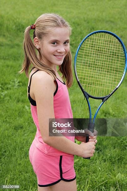 Dievča hrajúce tenis na kurte, s tenisovou raketou v ruke.