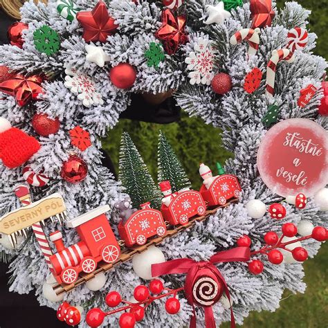 vianočný veniec s domčekmi a LED svetielkami