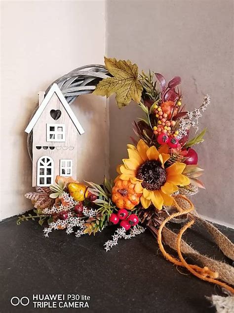 jesenný veniec s domčekmi a prírodnými plodmi