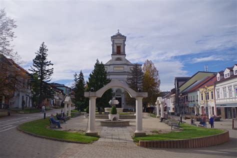 Sviatočne vyzdobené Námestie sv. Egídia v Poprade s vianočným stromčekom a jarmokovými stánkami