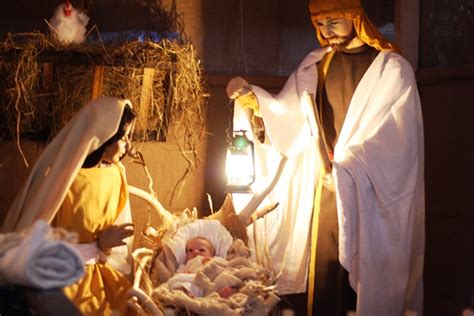 Fotografia živého betlehema s hercami v kostýmoch a zvieratami