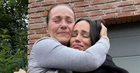 oslávenkyňa a sestra sa objímajú, emotívna chvíľa