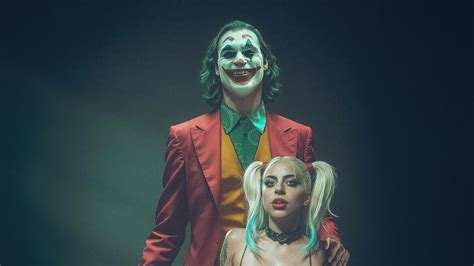 Pár oblečený ako Joker a Harley Quinn