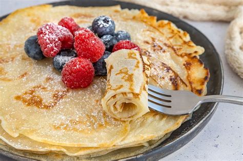 Ilustrácia: svišť vykukajúci z nory, francúzske palacinky, ľudia s lampiónmi