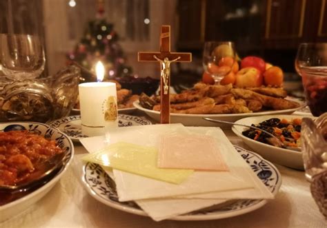 Vianočná ilustrácia znázorňujúca rodinu pri štedrovečernom stole s vianočným stromčekom v pozadí
