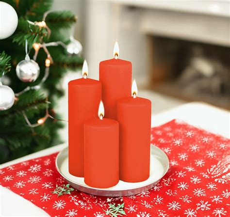 Ilustračná fotografia rôznych adventných sviečok