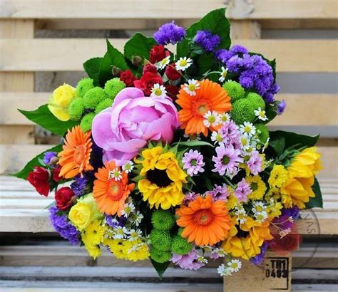 Krásna kytica kvetov, vedľa ktorej leží otvorená pohľadnica s textom